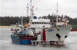 Thêm hai tàu cá của ngư dân bị nạn trên biển được lai dắt vào bờ